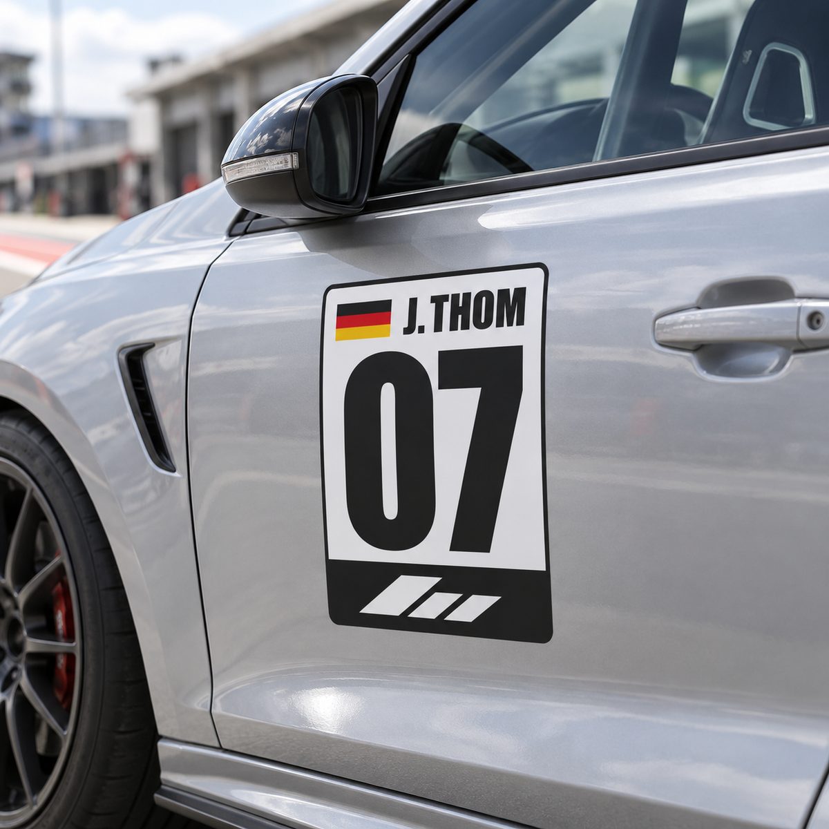 Trackday Startnummern-Set mit Flagge, Name & Logo-/Textfeld | ab 59,90€