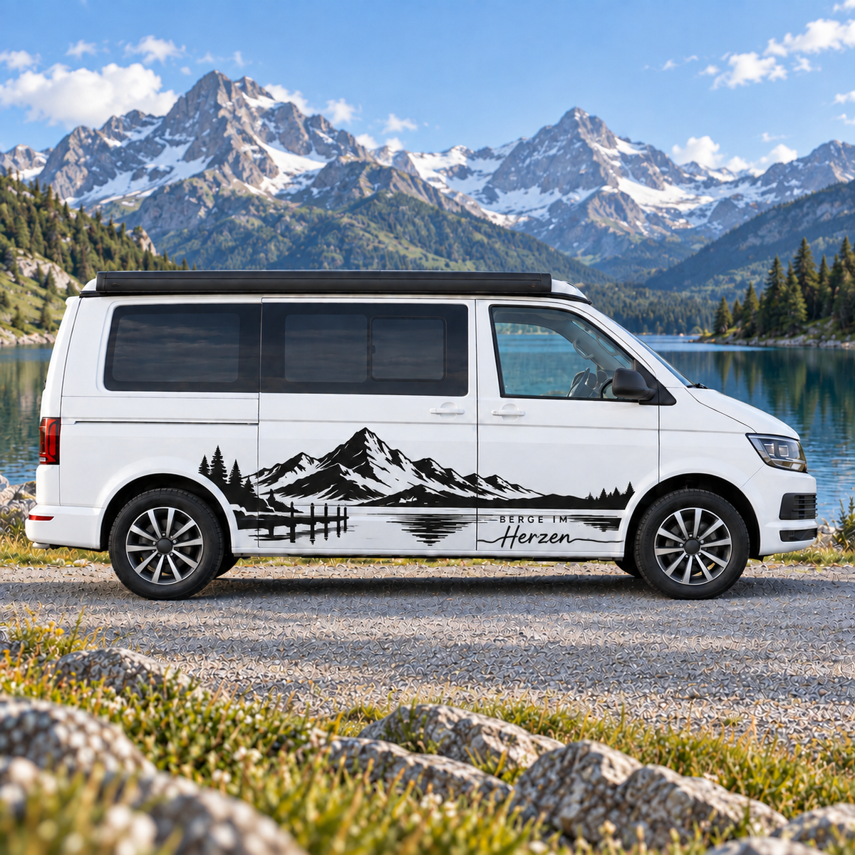 Alpensee mit Bergpanorama & Holzsteg | Wohnmobilaufkleber 60–200 cm | ab 39,90€