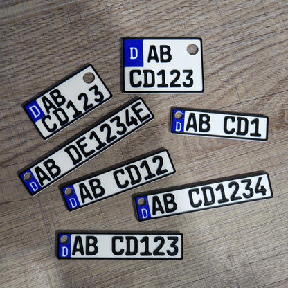 3D Kennzeichen Schlüsselanhänger – personalisiert (Mini Nummernschild, Wunschtext) | ab 9,99€