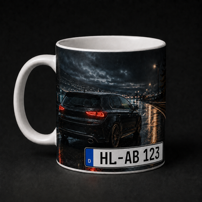 Fahrzeug-Tasse mit Wunschszene – dein Auto im Panorama-Druck | ab 29,90€