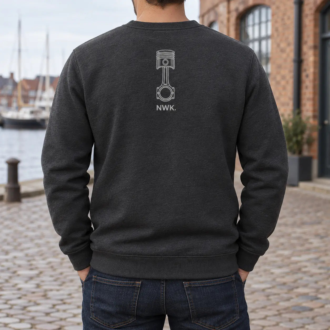 NWK-Sweater mit Kolben und Pleuel am Hafen – Rückenansicht
