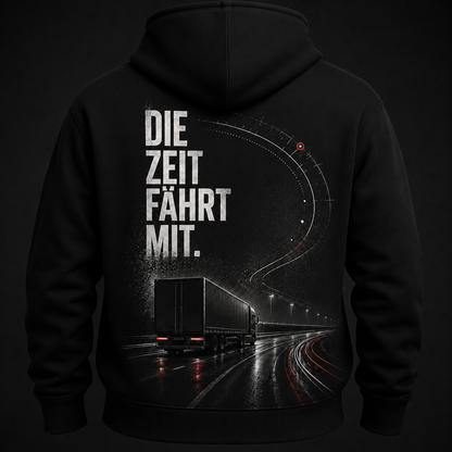Trucker-Hoodie „DIE ZEIT FÄHRT MIT.“ – optional mit Frontname | ab 52,90€